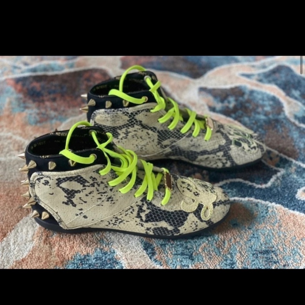 Melody Ehsani x Reebok Limited
Edition Sneaker Snake Skin Neon Lace Gold Studs